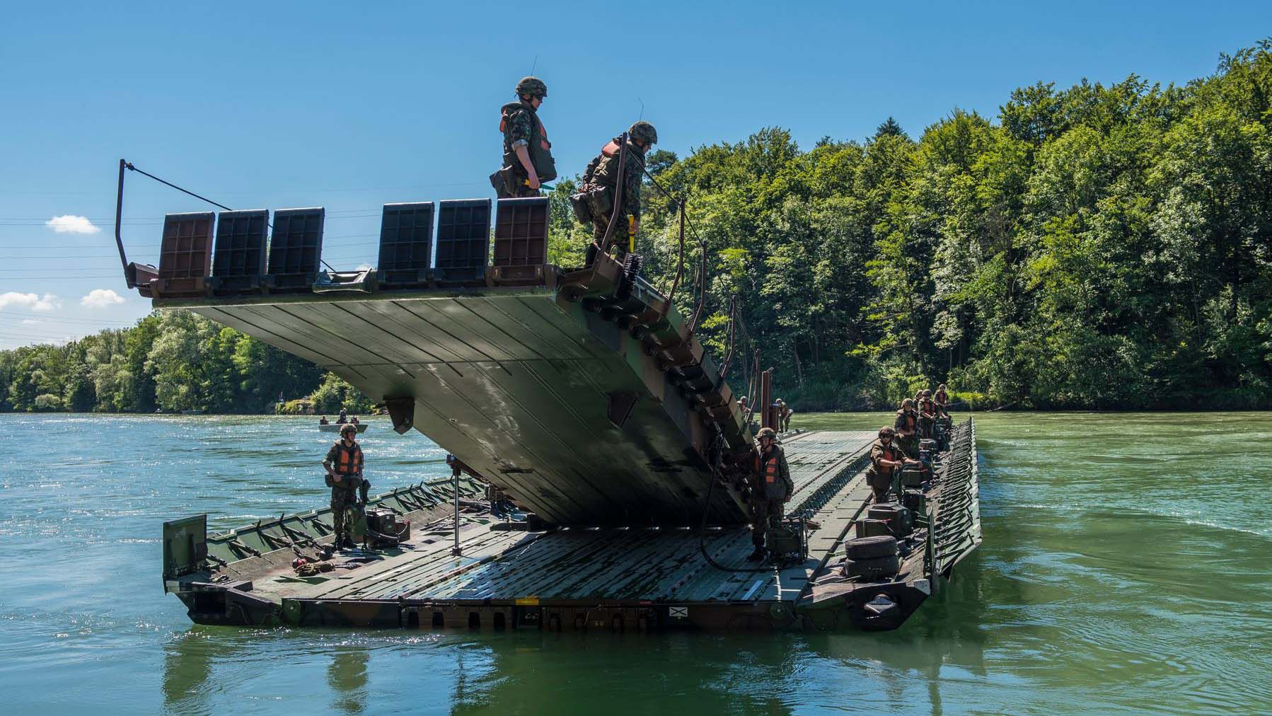 Pont flottant 95 sur l’eau.