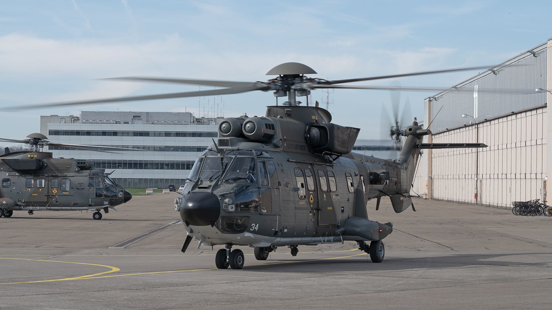 Super Puma devant hangar 11 Base aérienne Dübendorf