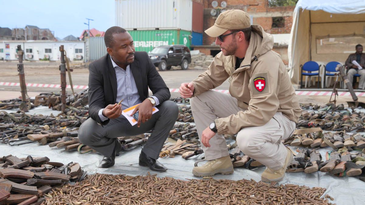 Le système de milice permet de recruter les spécialistes nécessaires pour les missions de promotion de la paix sur le marché du travail civil, car ils ont généralement effectué leur service militaire et possèdent les connaissances militaires nécessaires. Comme par exemple dans le domaine du désarmement, de la démobilisation et réintégration (DDR).