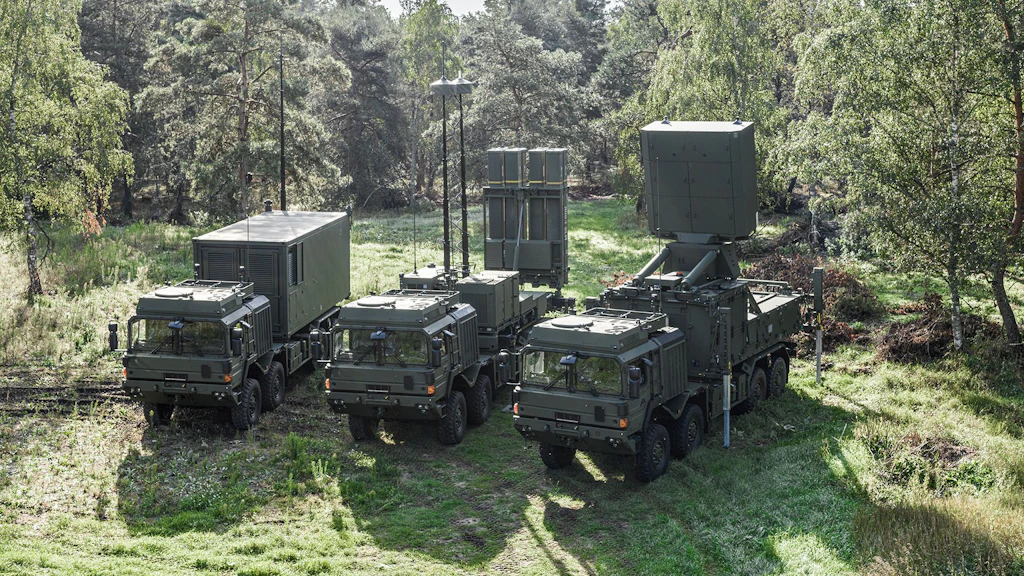 Le système de défense aérienne Iris-T SLM se compose de trois véhicules : du poste de commandement (à gauche), du lanceur de missiles guidés (au centre) et du radar (à droite).