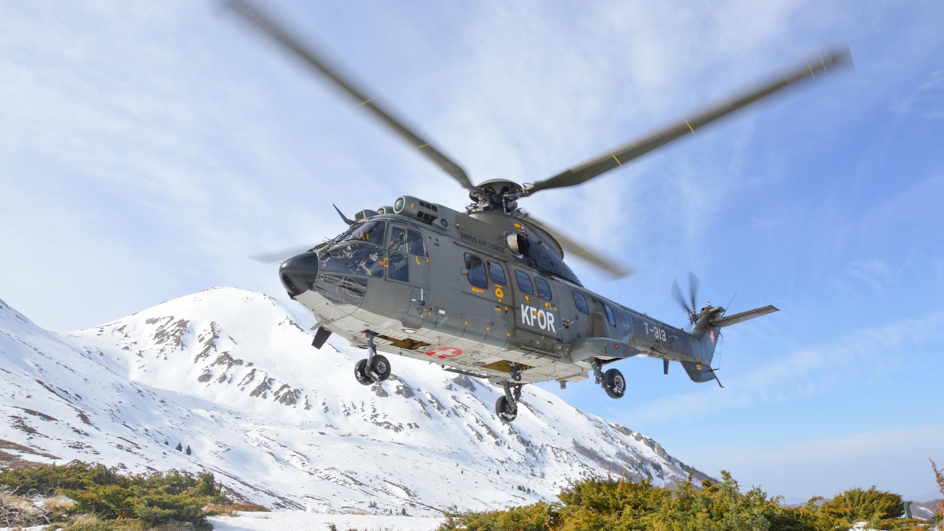 Les Forces aériennes suisses prennent part à la SWISSCOY avec un détachement de transport aérien et fournissent des prestations au profit de la KFOR avec deux hélicoptères de type Super Puma.