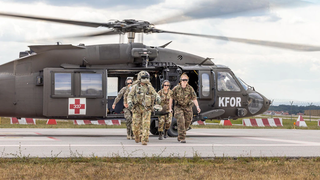 Pour être prête à intervenir en tout temps, l’équipe s’entraîne régulièrement avec des partenaires internationaux, notamment lors d’exercices MEDEVAC avec un hélicoptère américain Black Hawk.