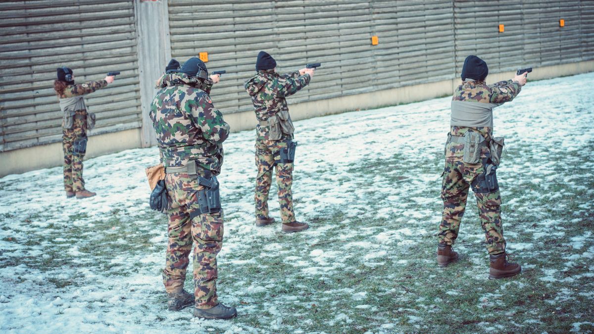 L’instruction militaire de base comprend aussi le maniement de l’arme personnelle. Les futures gardiennes de la paix sont armées pour leur propre protection.