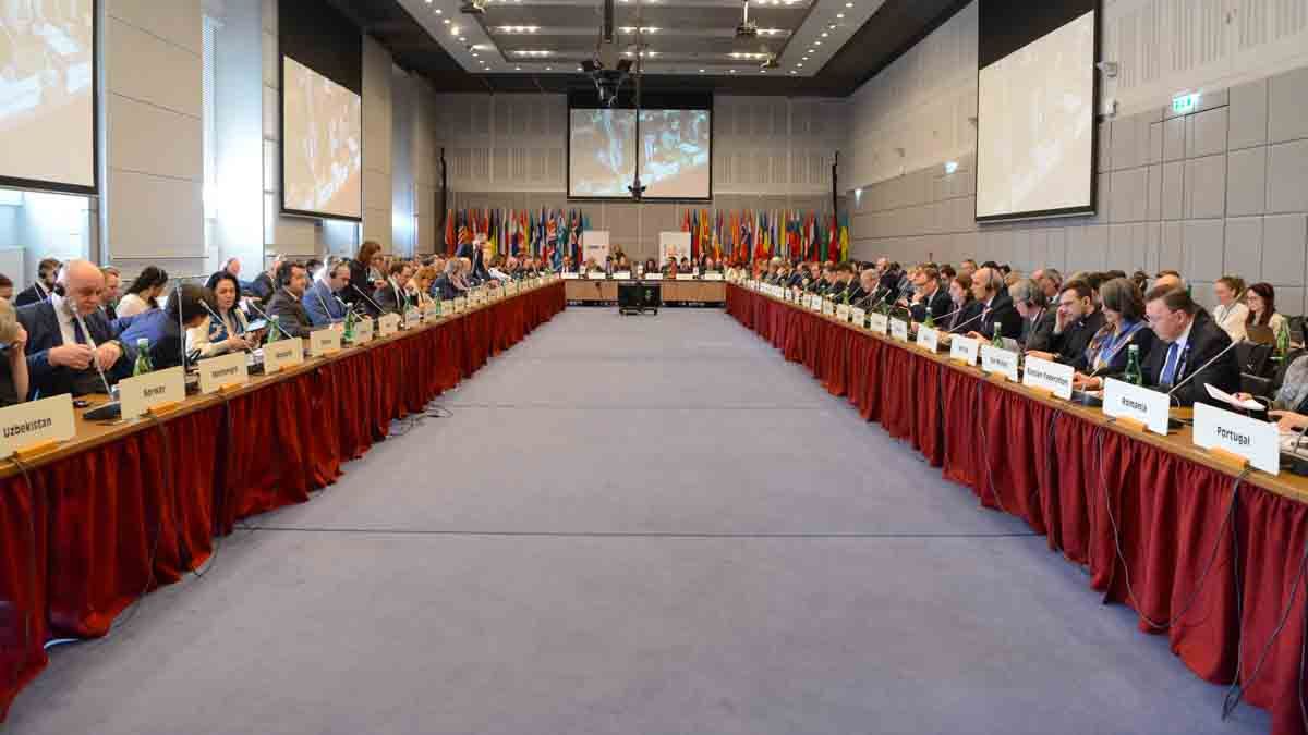 Le Forum pour la coopération en matière de sécurité (FCS), qui se réunit à la Hofburg de Vienne, offre aux représentants des 57 États participants de l’OSCE un espace de dialogue au sein duquel sont traitées les questions politiques et militaires de sécurité.