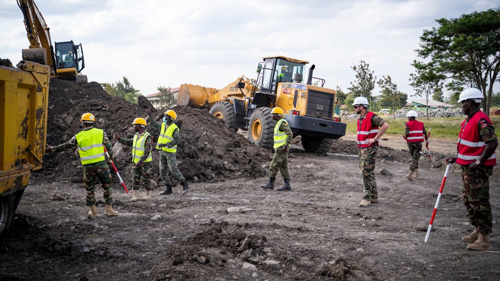Dans les cours de formation continue destinés aux conducteurs d’engins de chantier, les sous-officiers de carrière suisses participent à la planification des cours et interviennent en tant que coaches, tandis que les participants ayant achevé avec succès le cours « Training of Trainers » sont recrutés comme enseignants à l’IPSTC.