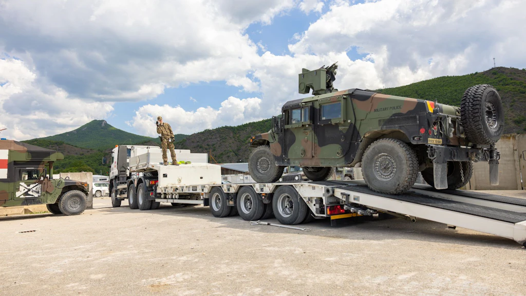 Travailler en équipes multinationales fait partie de la routine de la Swisscoy, comme ici lors du transport d’un véhicule des forces armées américaines.