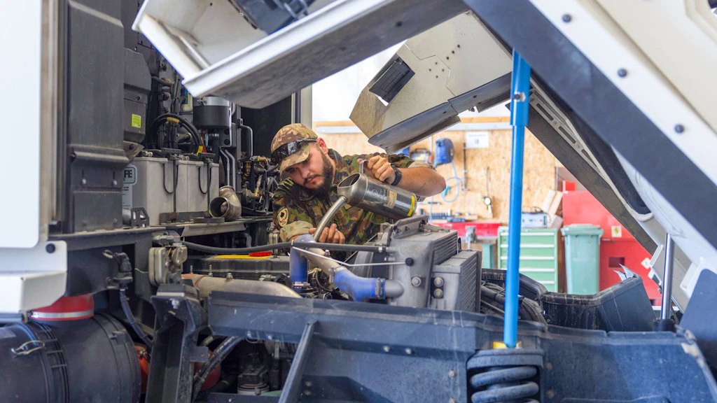Le sergent Leonardo fait partie de l’équipe de maintenance et travaille quotidiennement sur différents véhicules du contingent, tels que les véhicules blindés, les machines de chantier, les camions ou encore les fameuses Mercedes classe G.