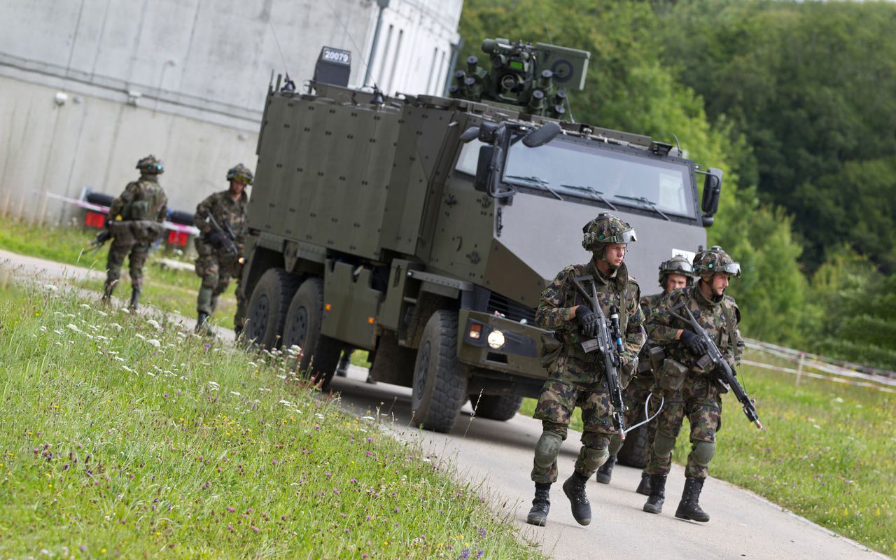 Des militaires sécurisent un véhicule blindé de transport de troupes (GMTF).