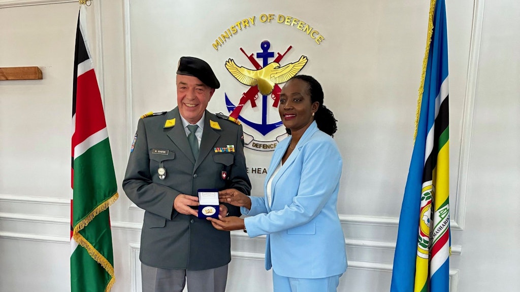 En tant que directeur adjoint, le colonel Markus Schefer représente l’IPSTC et son équipe internationale vis-à-vis de l’extérieur. Sur la photo, la ministre kenyane de la Défense, Soipan Tuya, lui remet son coin personnel.