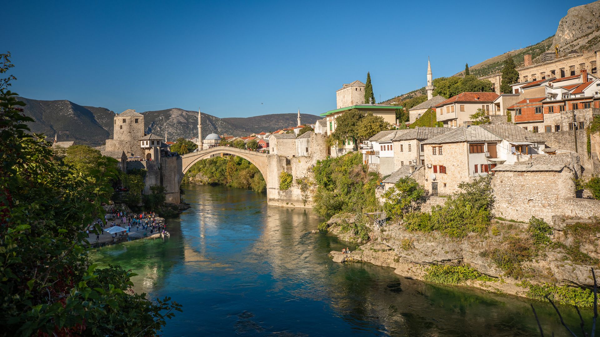 Depuis sa construction en 1566, le pont Stari Most relie les deux parties de la ville au-dessus du fleuve Neretva. 