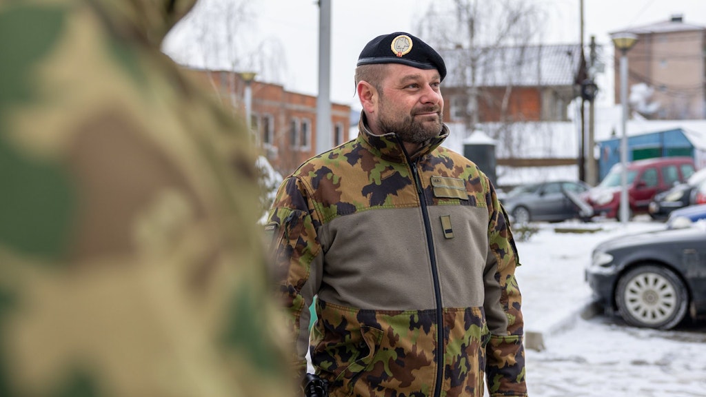 Le major Adrian, officier d’état-major au centre de coordination du LMT de la KFOR.