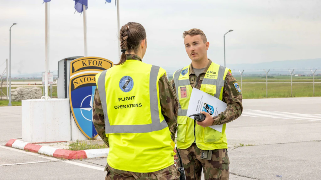 L’officier spécialiste Dario coordonne les missions à venir avec le Flight Operation Officer (FOO) et contribue ainsi au bon déroulement des opérations quotidiennes sur l’aérodrome militaire.
