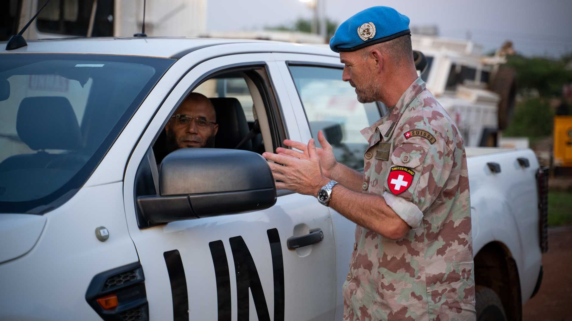 Trois militaires suisses participent également à cet engagement de promotion de la paix au Soudan du Sud. Ils sont engagés respectivement comme officier supérieur dans l’analyse et l’évaluation de la situation et comme spécialistes de la logistique et des banques de données de l’UNMAS dans le domaine du déminage humanitaire. 
