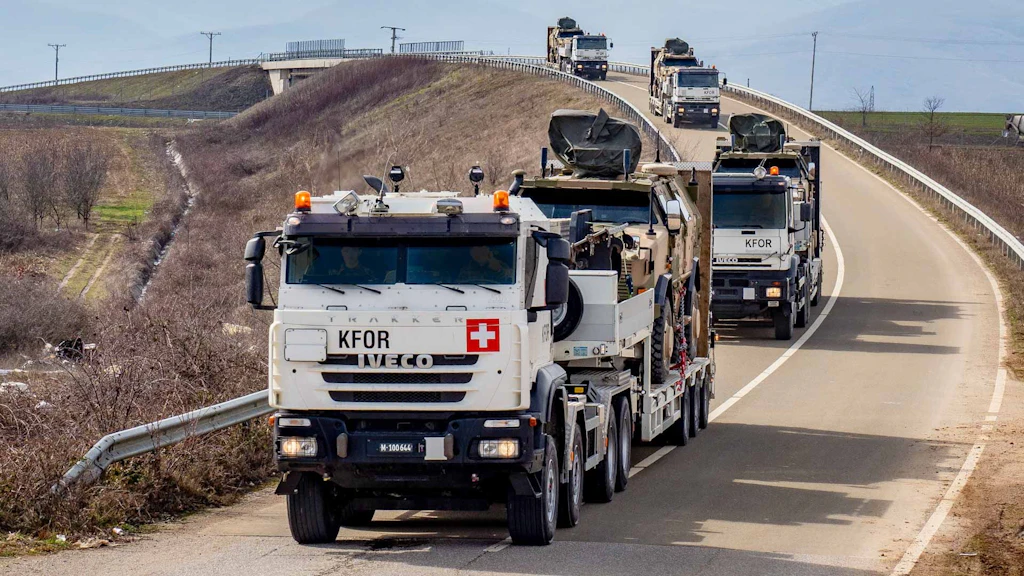 La Suisse met à disposition la compagnie de transport de la KFOR, qui assure des prestations opérationnelles au profit de tous les pays fournissant des troupes à cette mission – par exemple le transport de véhicules de l’armée allemande.