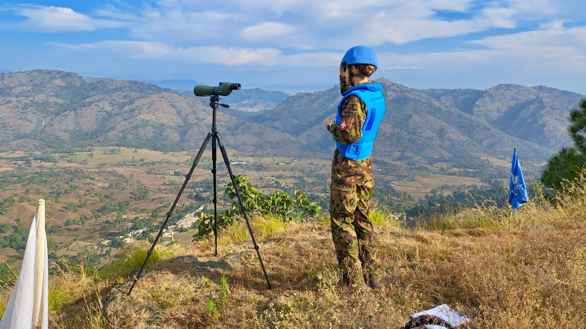 Depuis un poste d’observation temporaire, le capitaine Vanessa von Viràg vérifie s’il ne se passe rien de particulier.