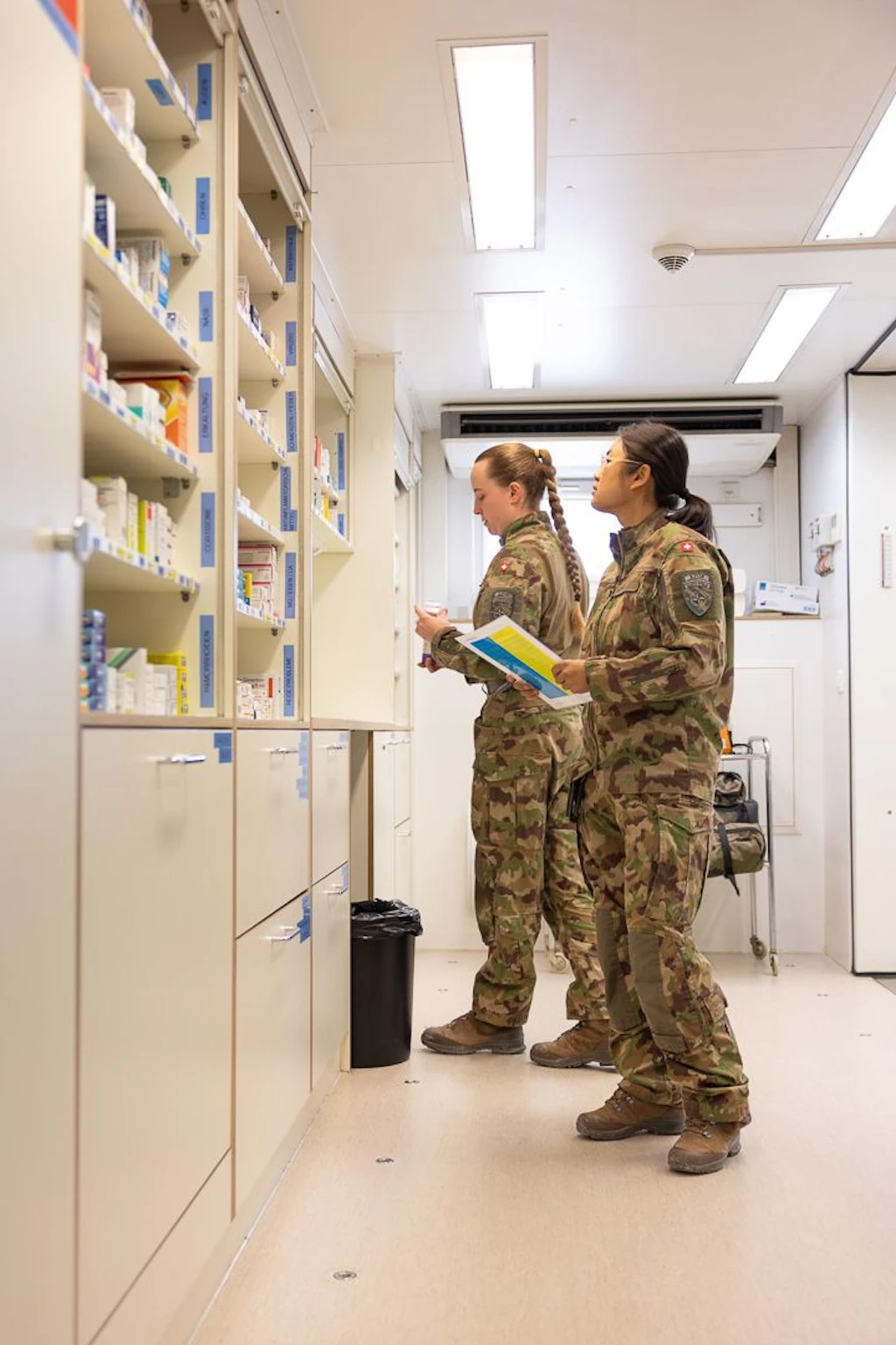 Avec le personnel infirmier et ambulancier, la cheffe du service médical assure la prise en charge médicale des membres de la Swisscoy 24 heures sur 24. 