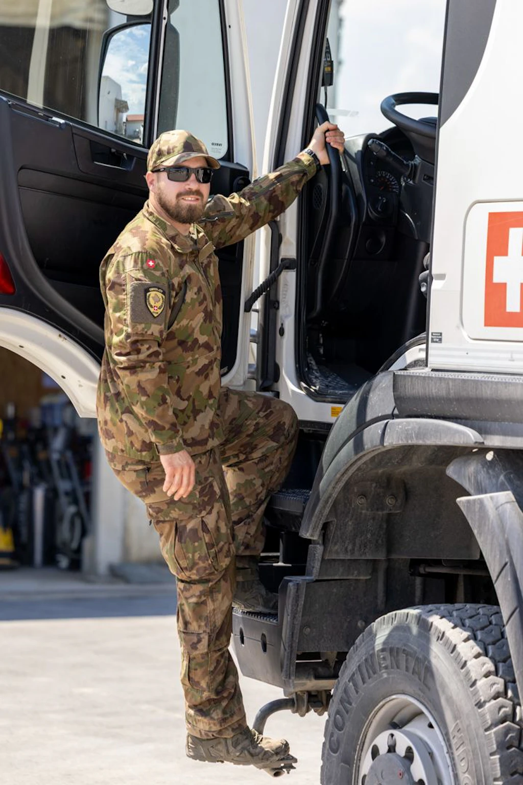 C’est déjà la troisième fois que le sergent-major Dominik participe à un engagement de la Swisscoy. Cette fois-ci, en tant que chef d’atelier, il est responsable du groupe de maintenance.