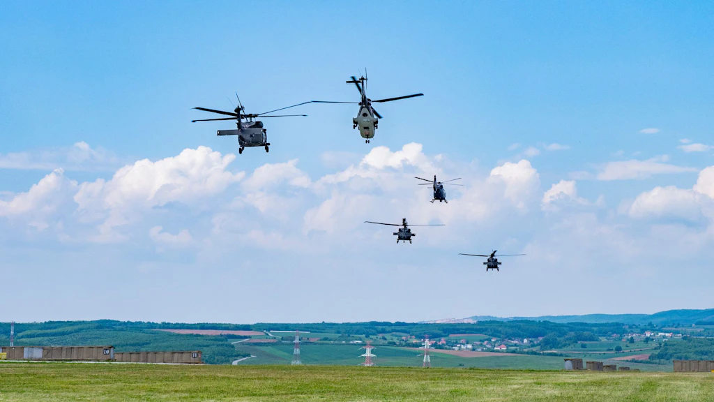 Les cinq hélicoptères – un AS532 Cougar suisse, trois UH-60 Back Hawk américains et un Airbus H145M des forces armées hongroises – ont décollé en formation une fois le feu vert donné par le pilote leader, aux commandes d’un Black Hawk placé à l’arrière.