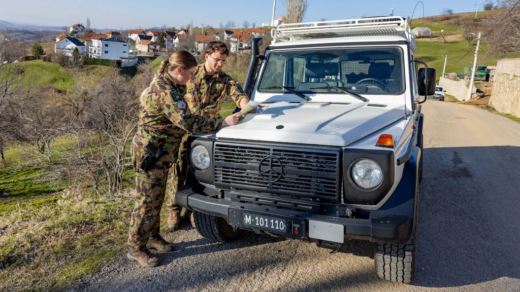 Les des équipes de liaison et de surveillance patrouillent également dans des régions reculées au Kosovo et transmettent leurs observations au quartier général de la KFOR.