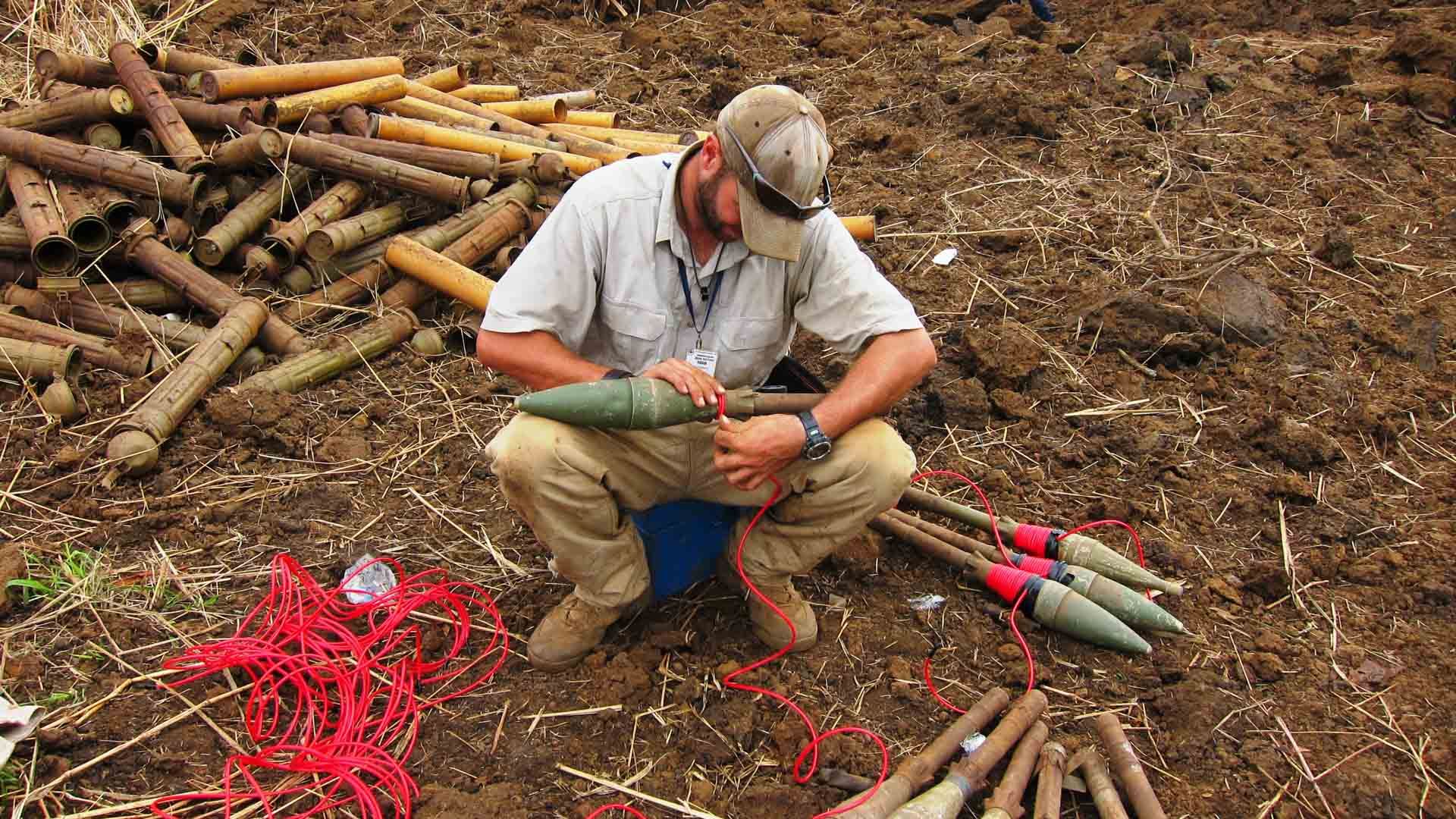 Le travail sur le terrain requiert aussi un appui dans l’élimination d’importantes quantités de munitions.