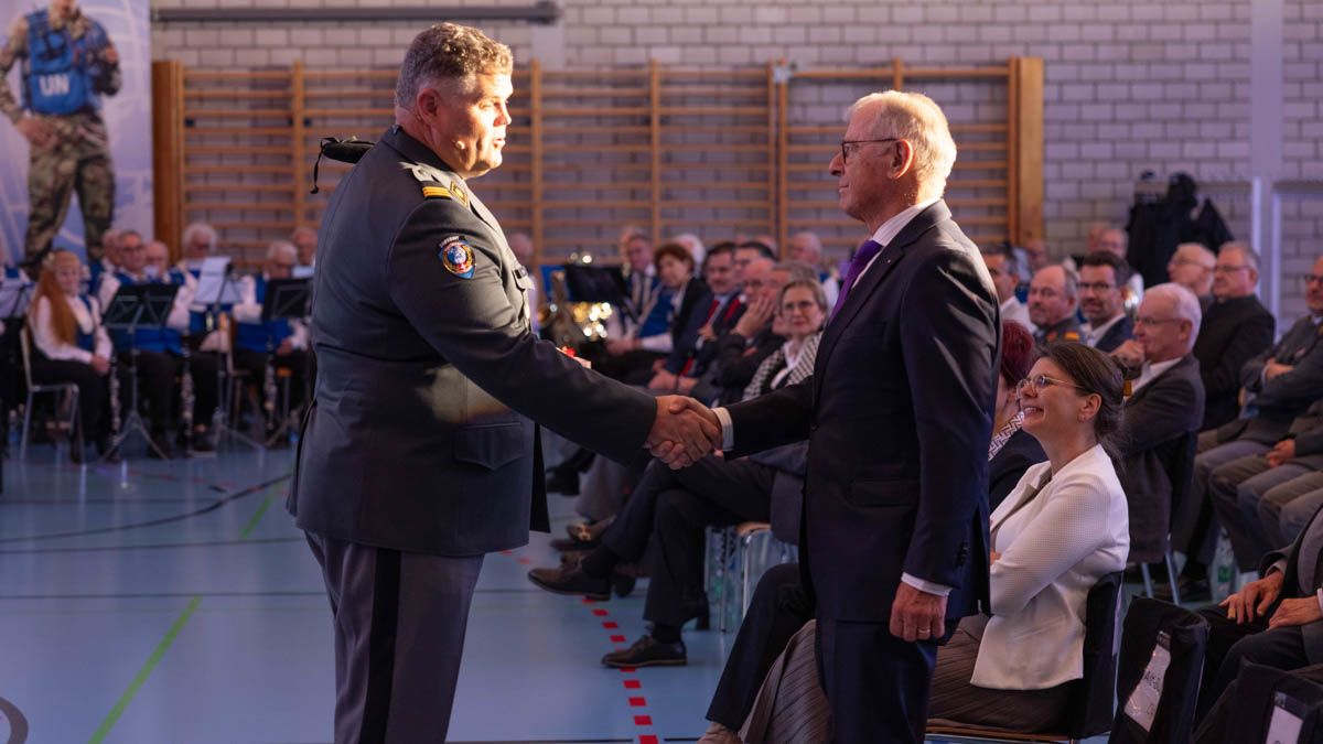 Le colonel EMG Christoph Fehr a remercié personnellement l'ancien conseiller fédéral Adolf Ogi pour son engagement en faveur de la promotion militaire de la paix.