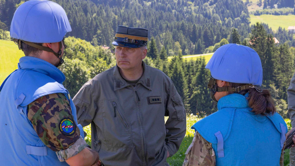 Différents rôles : lors des exercices, les instructeurs jouent également le rôle d’acteurs afin de transmettre des connaissances pratiques et de préparer les participants à leur mission.