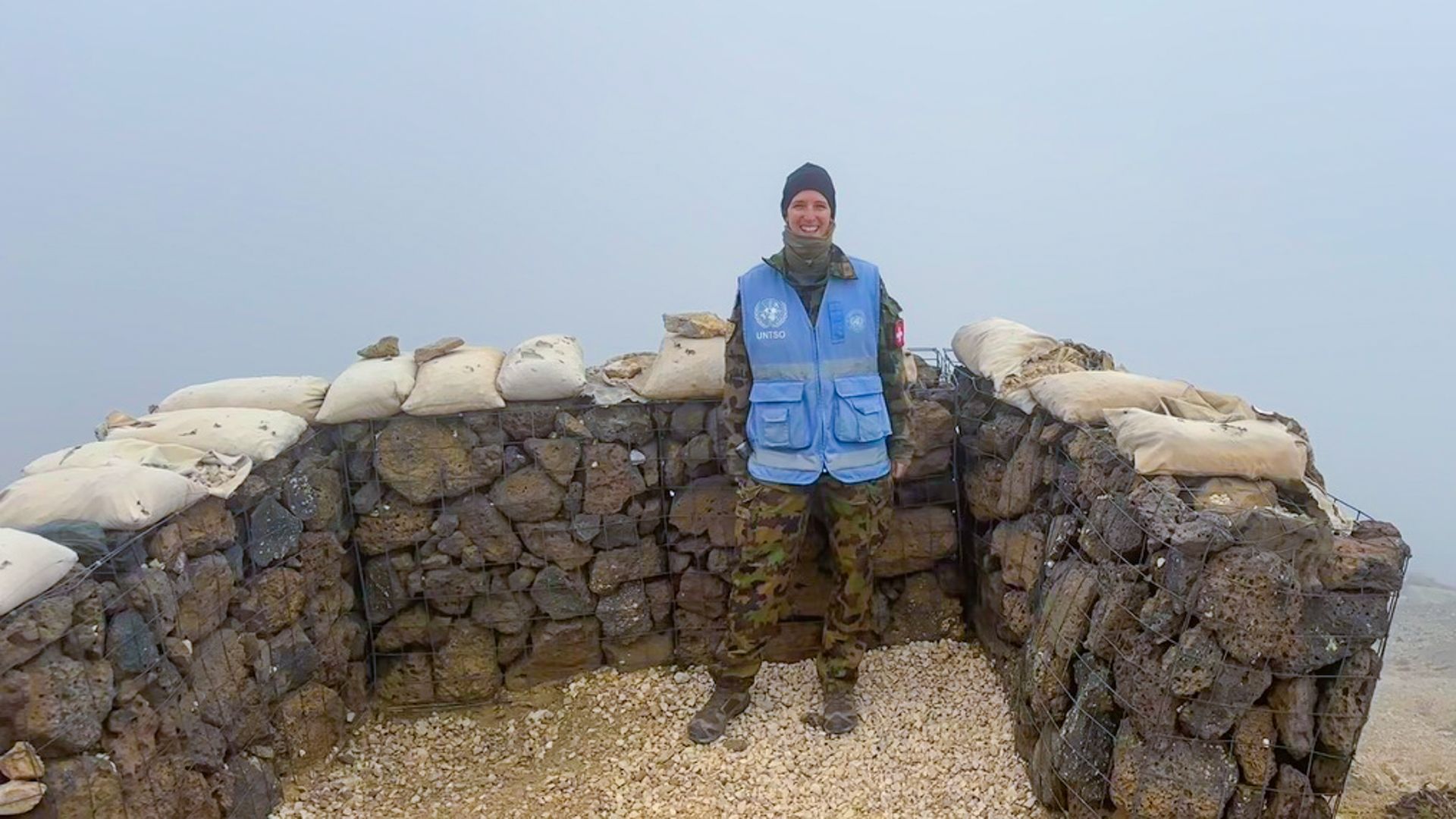 Le major Nadja Schatzmann, en patrouille sur le Mont Hermon, fait une halte à la position de l’ONU « Hermon Hotel », à 2814 m d’altitude.