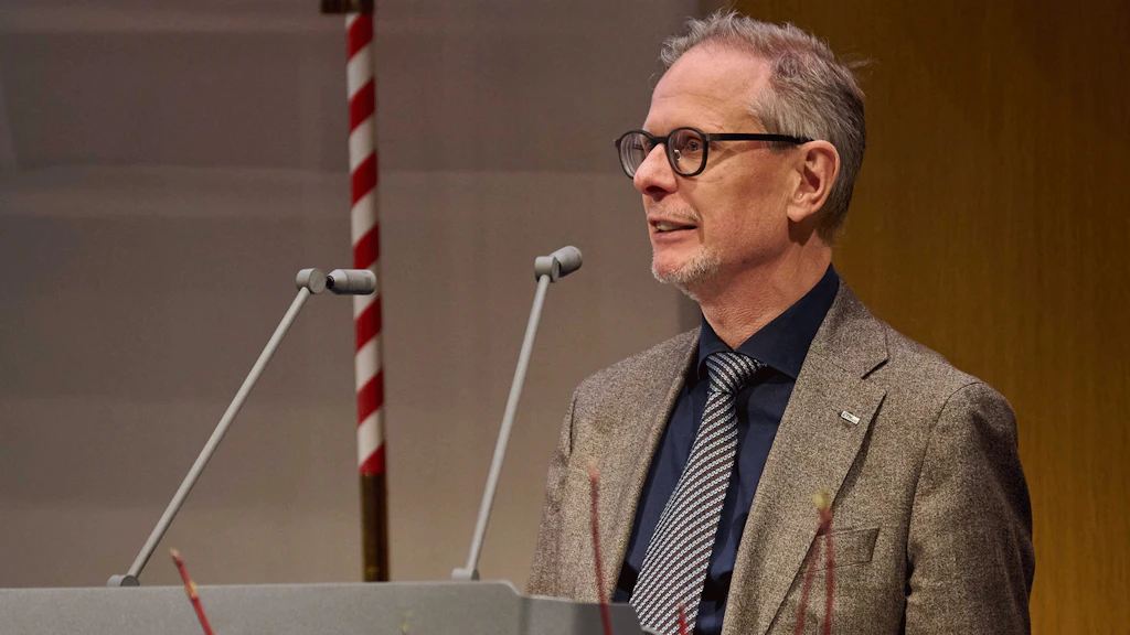 Il Prof. Dr. Günther Dissertori sul podio degli oratori.
