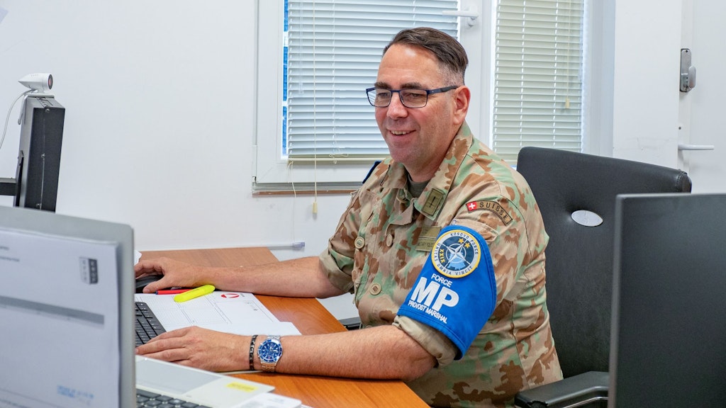 Nell’ufficio del Force Provost Marshal, tutti i casi di polizia nel settore d’impiego sono documentati, esaminati, valutati e trasmessi ai responsabili nazionali, i Senior National Representative (SNR). 