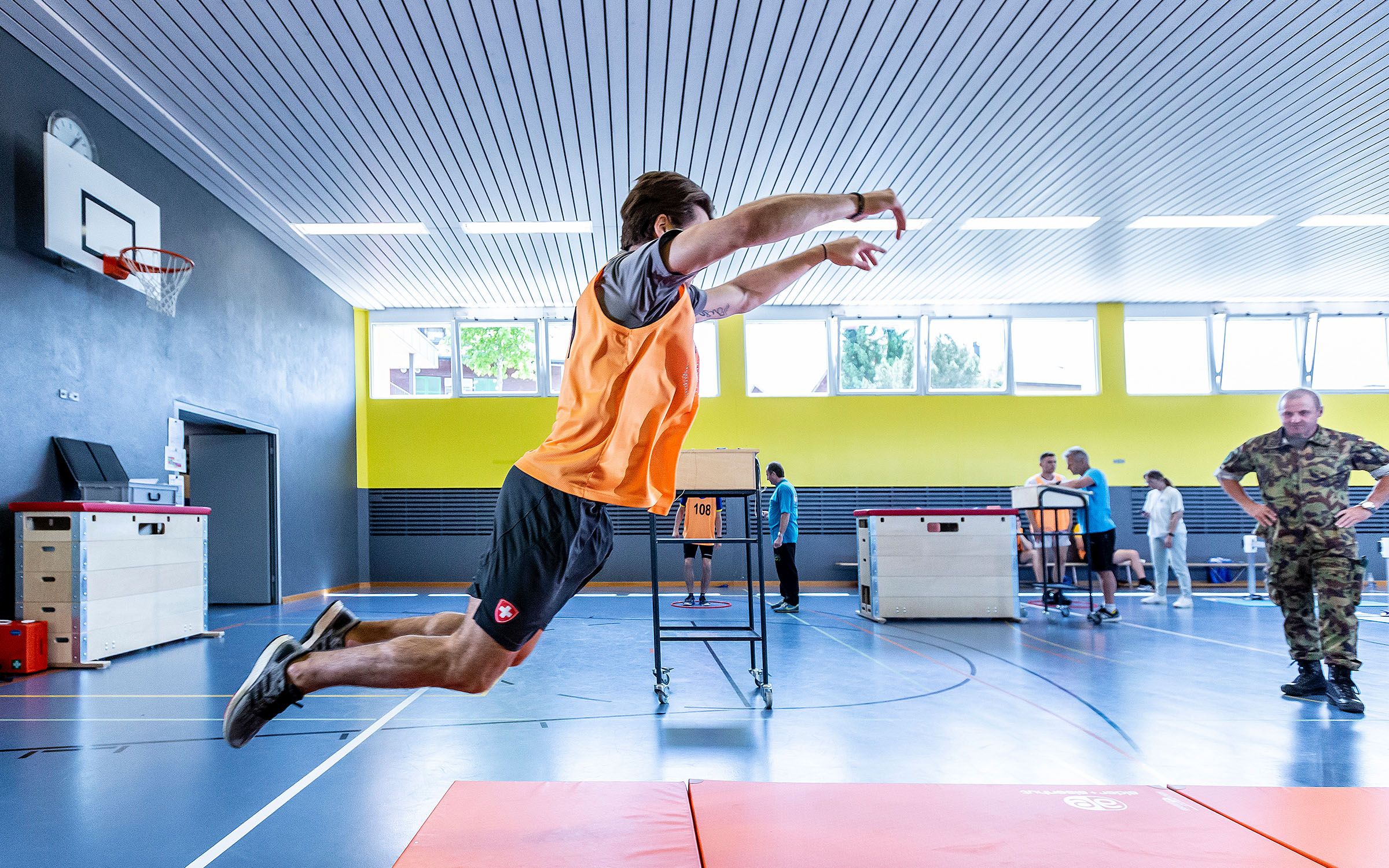 Nico Hischier intento a effettuare un salto in lungo da fermo