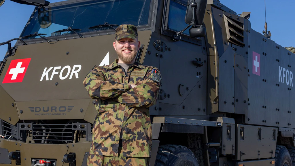 Il capitano Yanik in servizio come caposezione dei pionieri nel contingente SWISSCOY 53.