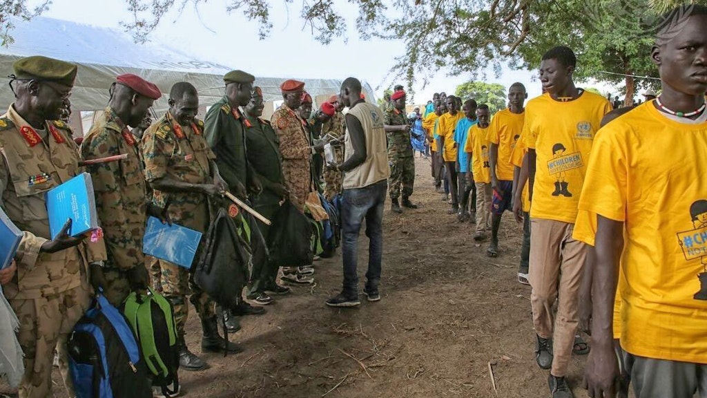 Gli altri ufficiali impiegati a favore delle Nazioni Unite saranno attivi soprattutto in ambito SSR e DDR. Per esempio, nell’ambito del programma DDR della missione ONU nel Sudan del Sud, sono stati consegnati degli zaini contenenti generi di prima necessità a 32 ex bambini soldato, che in cambio hanno consegnato le loro armi e si sono potuti ricongiungere alle proprie famiglie.