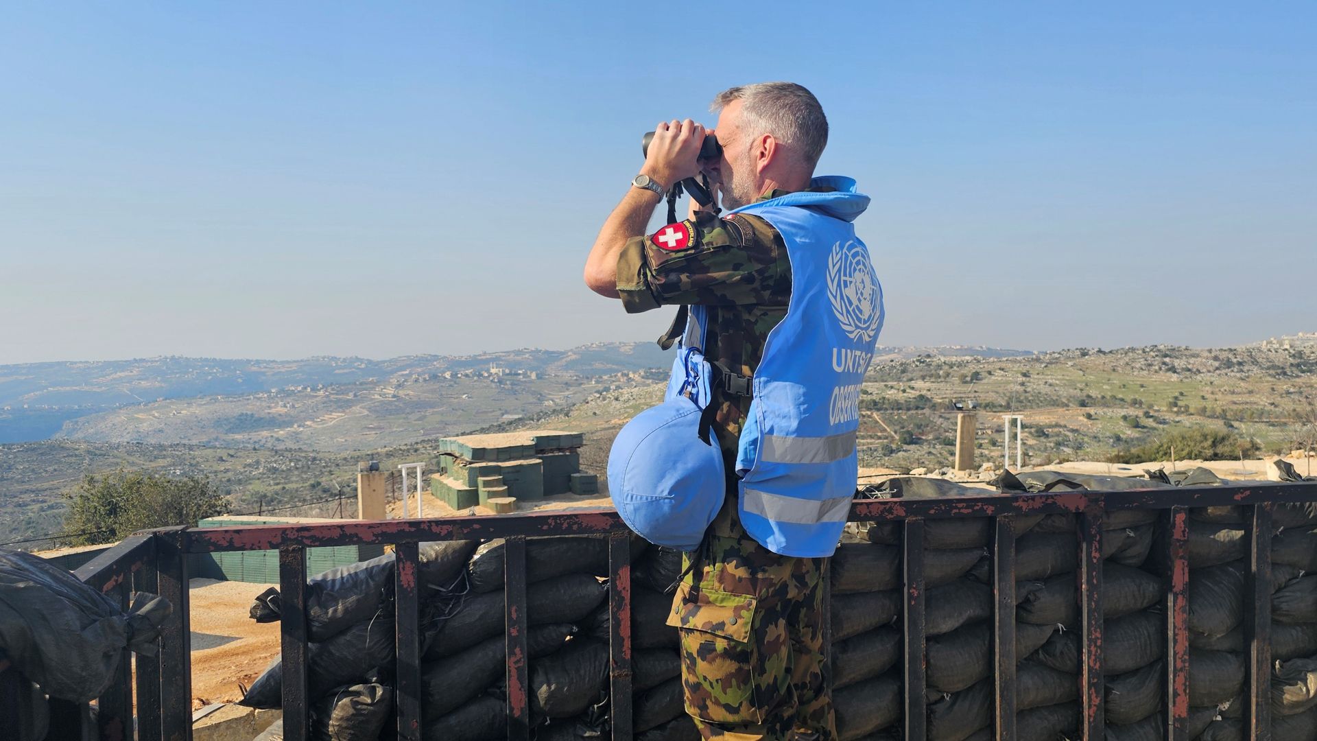 L’osservatore militare svizzero, maggiore Peter König, osserva i dintorni dalla torre di osservazione della Patrol Base West, nel sud del Libano.