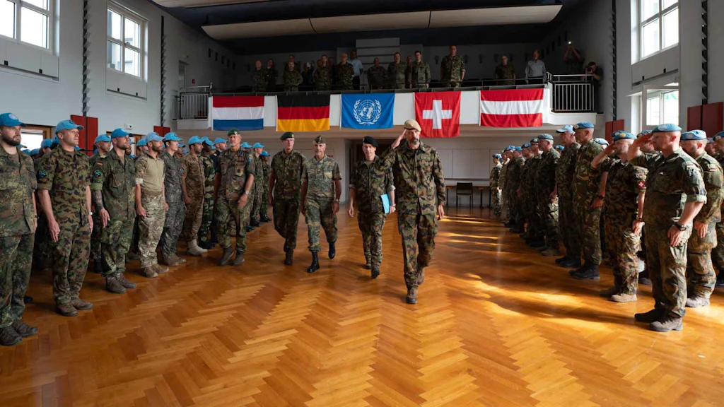 Alla cerimonia di chiusura dell’esercitazione internazionale per il corso per osservatori militari nel triangolo tra i tre Paesi partecipano i comandanti dei quattro centri d’istruzione. Al centro dell’immagine figura il colonnello SMG Adrian Staub, comandante del Centro d’istruzione SWISSINT.