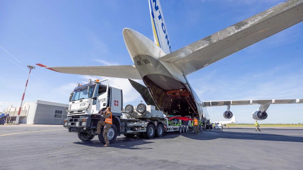 Incarico speciale per la compagnia di trasporto della SWISSCOY: sostituzione di un rotore guasto su un aereo da trasporto delle Forze aeree tedesche.