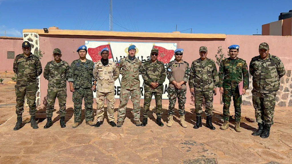 Insieme ad altri militari della MINURSO il tenente colonnello Martin (quinta persona da sinistra) effettua una visita di lavoro di routine presso le Forces Armées Royales du Maroc.
