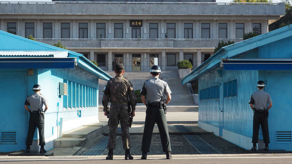 La Commissione di supervisione delle nazioni neutrali sull’armistizio in Corea (NNSC) rappresenta la missione svizzera di promovimento della pace più datata: già nel 1953 il Consiglio federale decise infatti di inviare circa 150 militari in Corea. Oggigiorno rimangono in servizio cinque ufficiali svizzeri e cinque ufficiali svedesi, stazionati a Panmunjom, immediatamente a sud della linea di demarcazione. Il compito principale della NNSC consiste tuttora nel sorvegliare il rispetto del trattato d’armistizio siglato nel 1953. Tra le mansioni rientrano tra l’altro le ispezioni presso i posti d’osservazione e di guardia nonché presso le posizioni delle armi come pure l’osservazione di esercitazioni militari nel sud e inchieste speciali in caso di presunte violazioni dell’armistizio.
