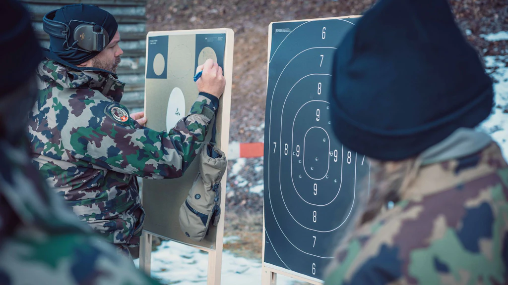 Per i membri della KFOR SWISSCOY e dell’EUFOR ALTHEA, il programma d’istruzione comprende la padronanza dell’arma personale per l’autoprotezione e delle regole d’impiego per utilizzarla (rules of engagement), nonché la gestione dello stress, la lotta antincendio e l’aiuto a sé stessi e ai camerati.