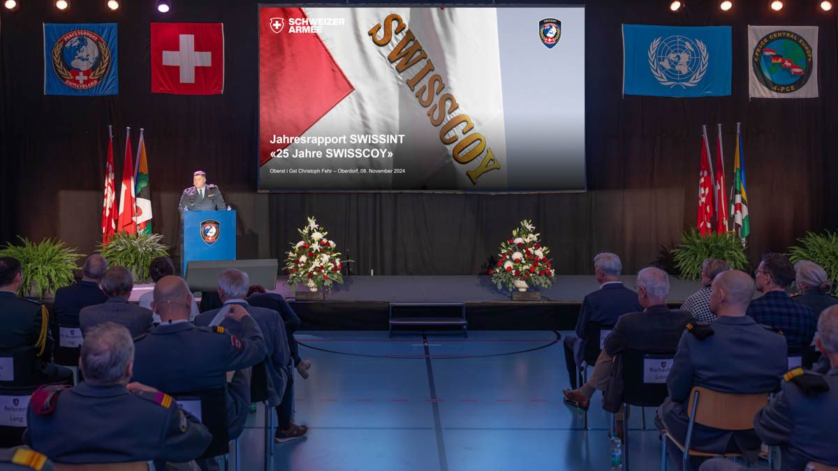 All'annuale rapporto di quest'anno sul tema «25 anni di SWISSCOY», il colonnello di Stato Maggiore Christoph Fehr, comandante di SWISSINT, ha accolto anche ospiti provenienti dal mondo politico e militare.