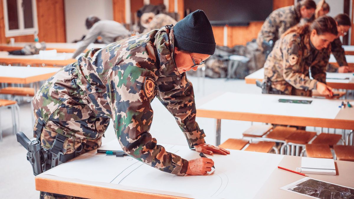 Prima d’iniziare l’istruzione specifica all’impiego per la SWISSCOY o per EUFOR LOT, le donne senza conoscenze militari pregresse devono completare l’istruzione militare di base.