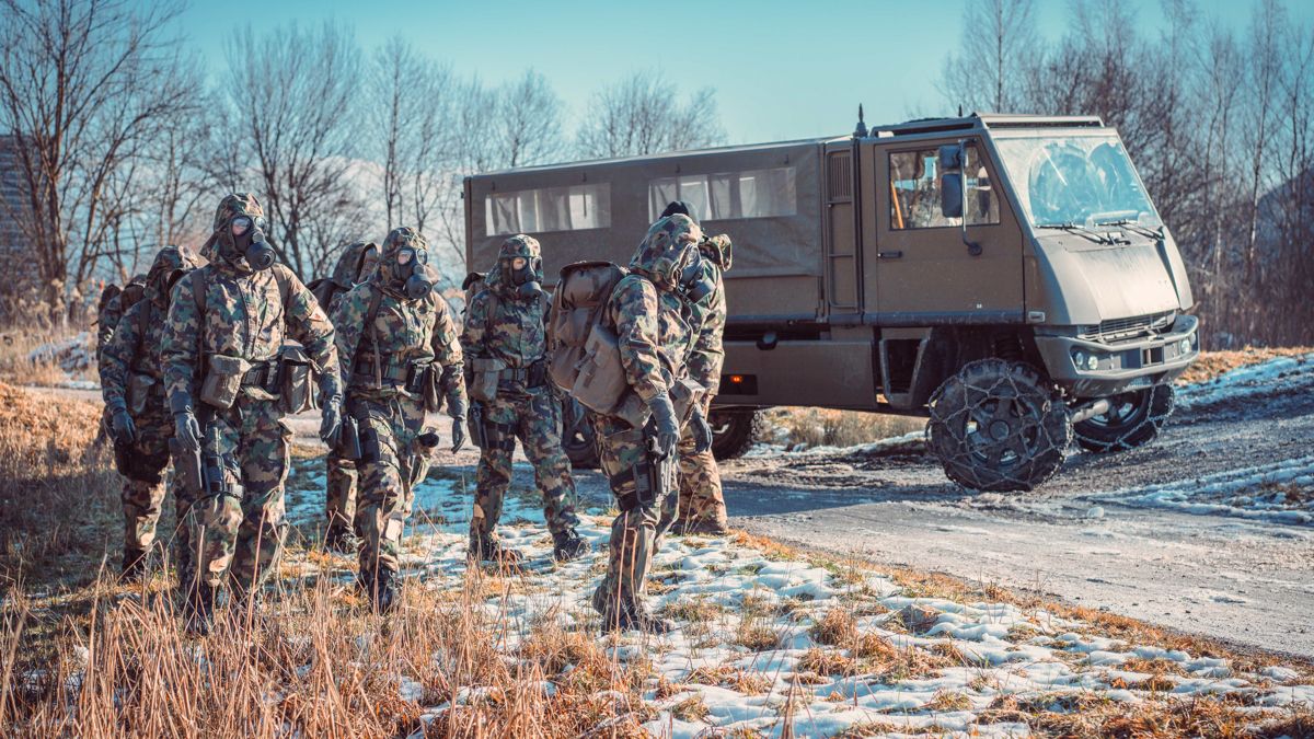 Prima d’iniziare l’istruzione specifica all’impiego per la SWISSCOY o per EUFOR LOT, le donne senza conoscenze militari pregresse devono completare l’istruzione militare di base, che include anche una marcia breve con l’equipaggiamento NBC completo.