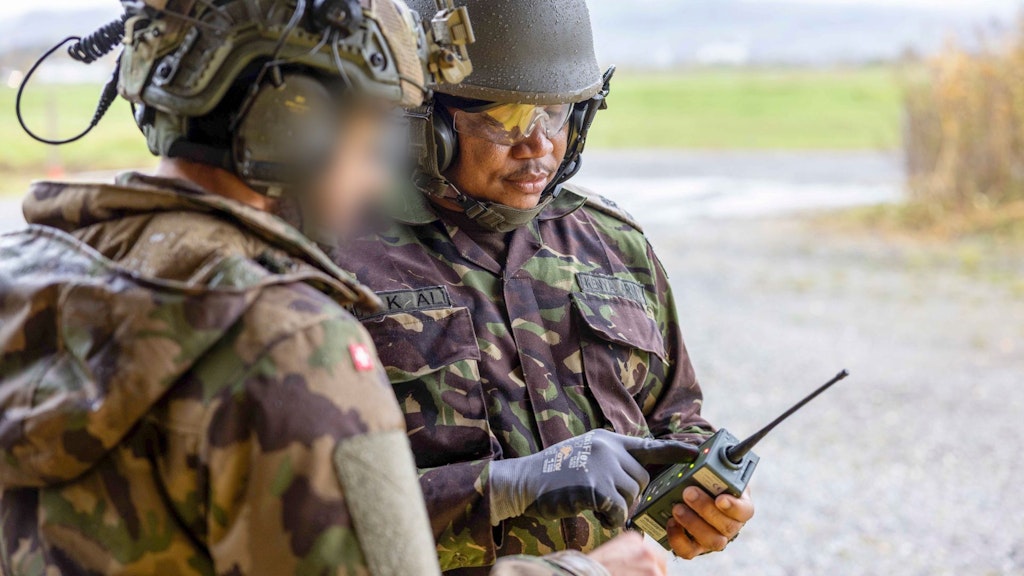 Lo specialista EOD keniota ha azionato via radio il brillamento di alcune vecchie munizioni inesplose preparato in precedenza dagli addetti all’eliminazione di munizioni inesplose svizzeri.