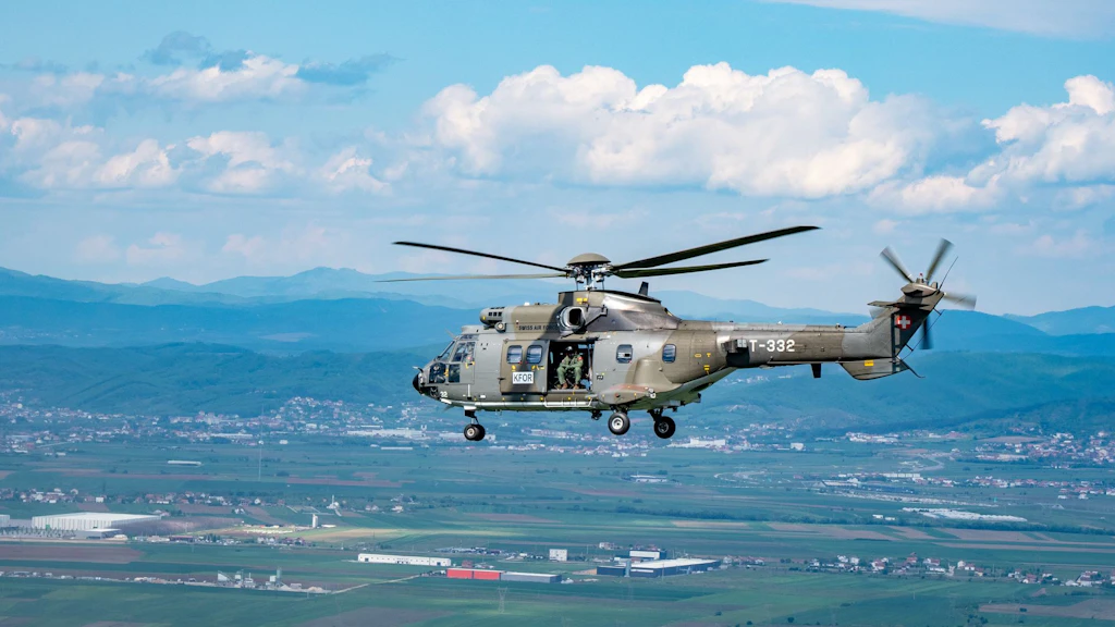La SWISSCOY comprende un distaccamento di trasporto aereo con due elicotteri (Super Puma e Cougar) e mette così a disposizione della KFOR importanti capacità per il trasporto aereo di persone e materiale. 