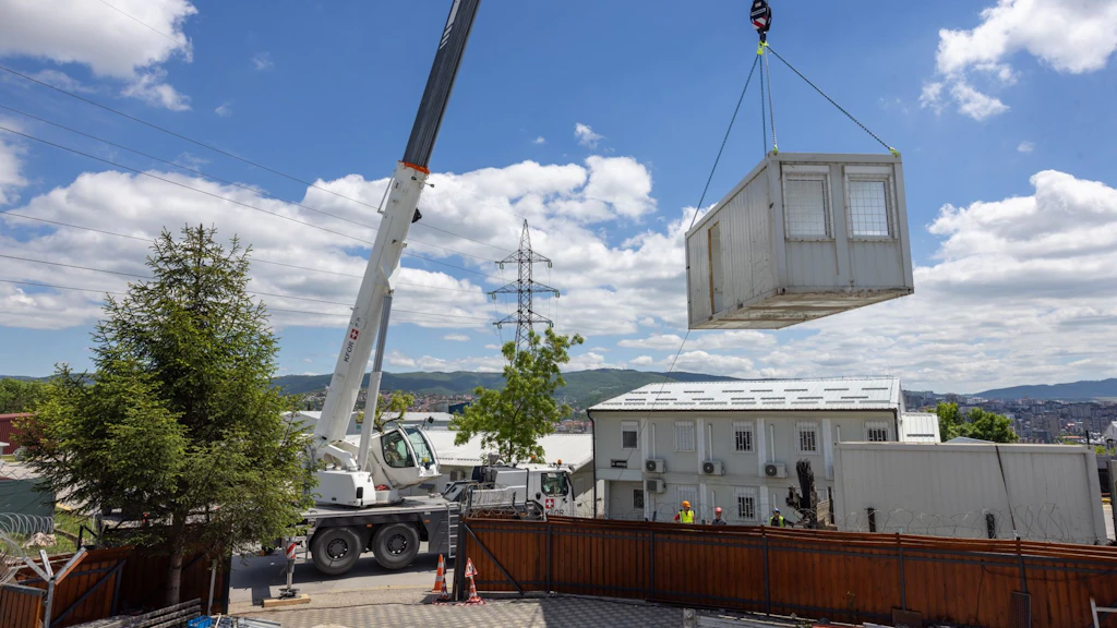 La compagnia di trasporto viene impiegata specialmente in caso di incarichi complessi, come per esempio la sostituzione di un container con la gru da 55 tonnellate.