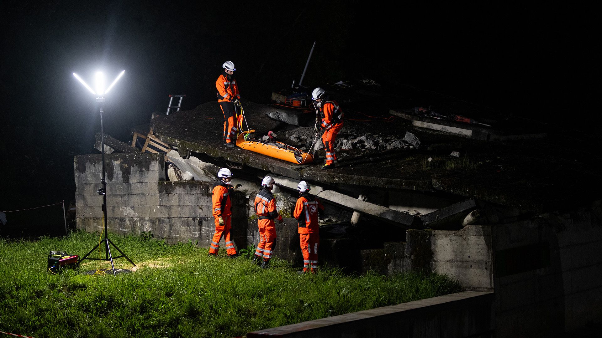 Il team svizzero durante l’allenamento notturno.