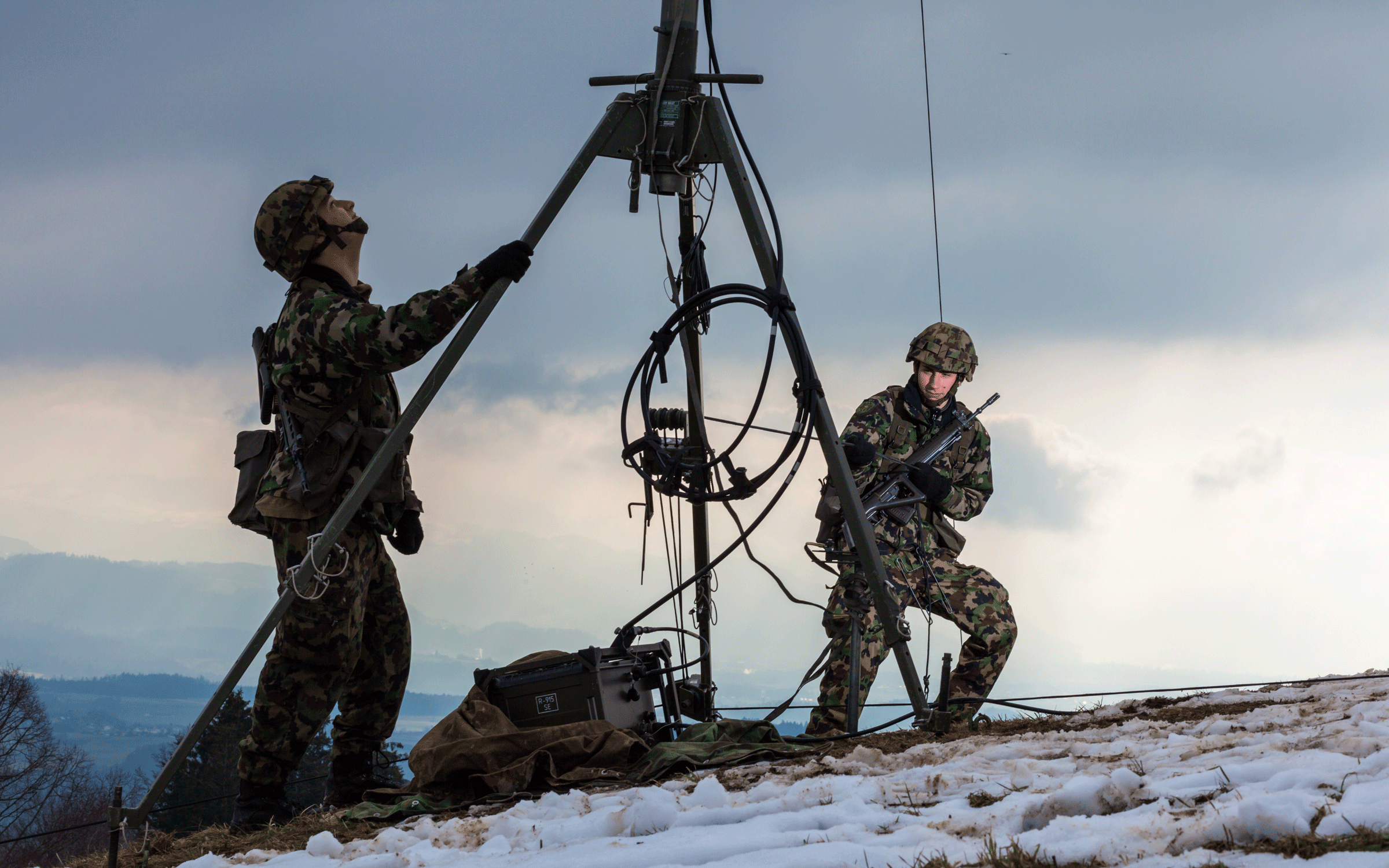 Explorateur radio au montage d'une antenne.