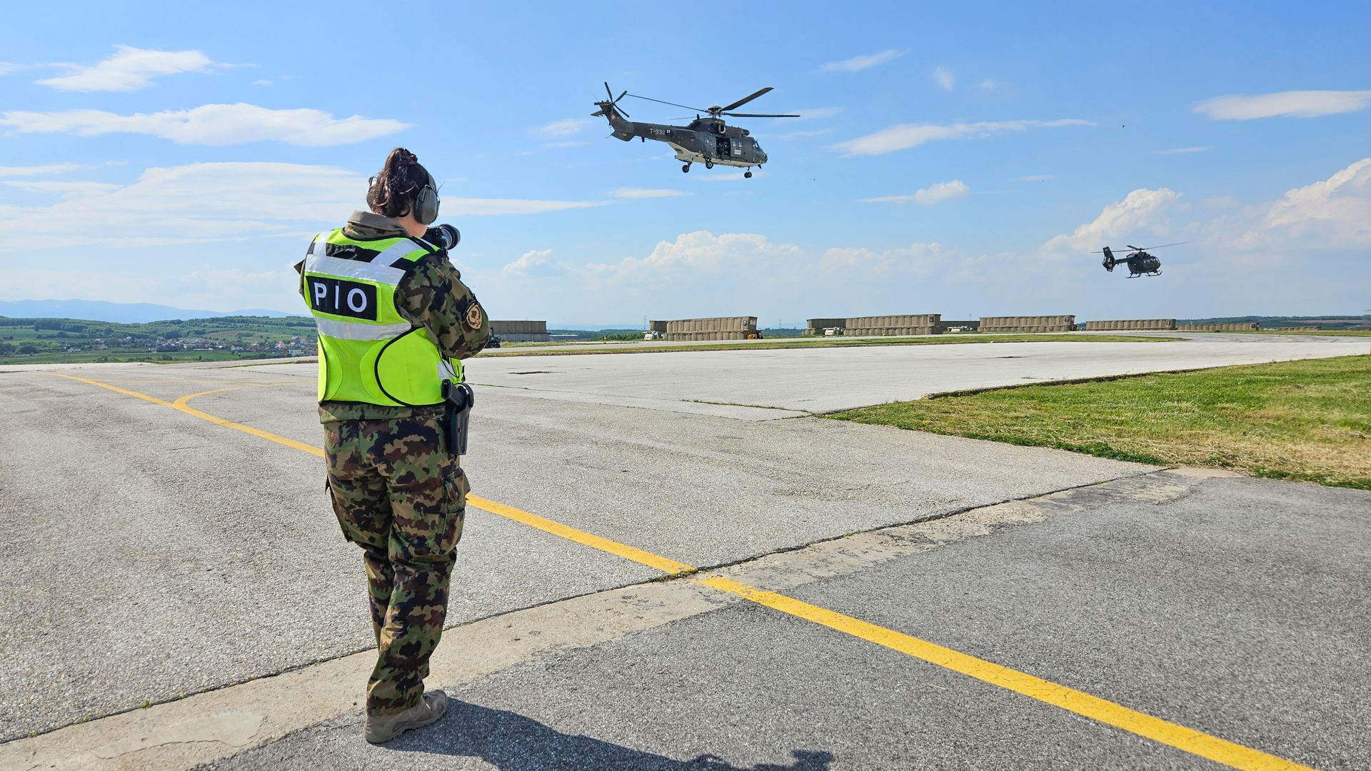 Sempre in viaggio e al centro dell'azione, gli ufficiali addetti alla stampa e all'informazione della SWISSCOY