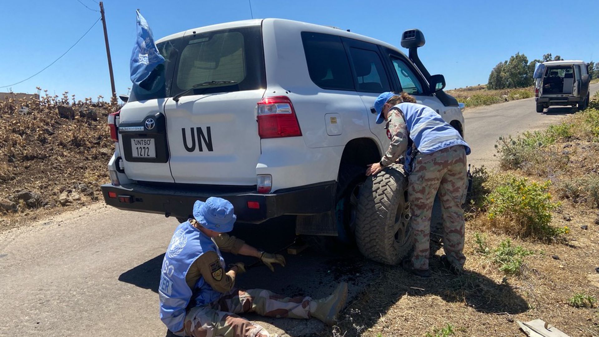 Nella funzione di osservatrice militare, il maggiore Nadja Schatzmann ha intrapreso un pattugliamento sul Golan insieme a un collega del team. A causa di uno pneumatico bucato è stato necessario sostituire una ruota. 