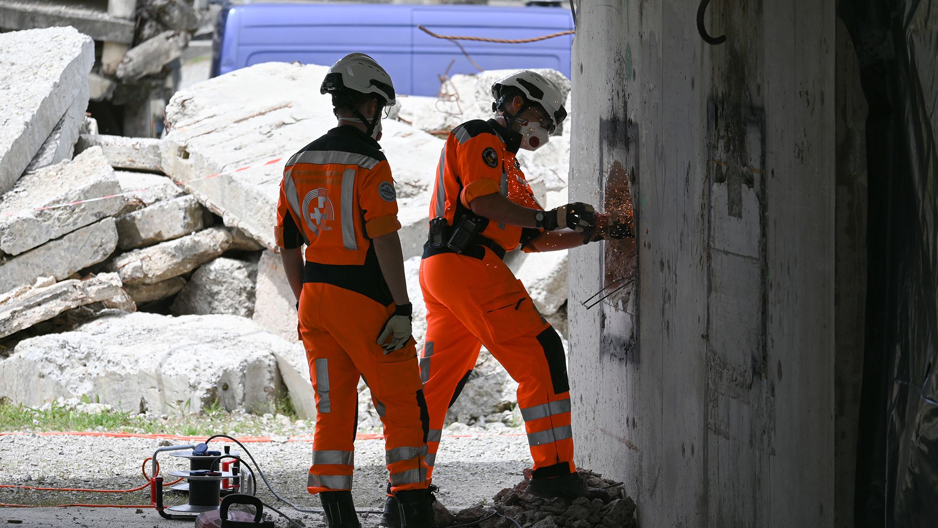 Alcuni membri del team svizzero si esercitano nello sgombero di macerie.