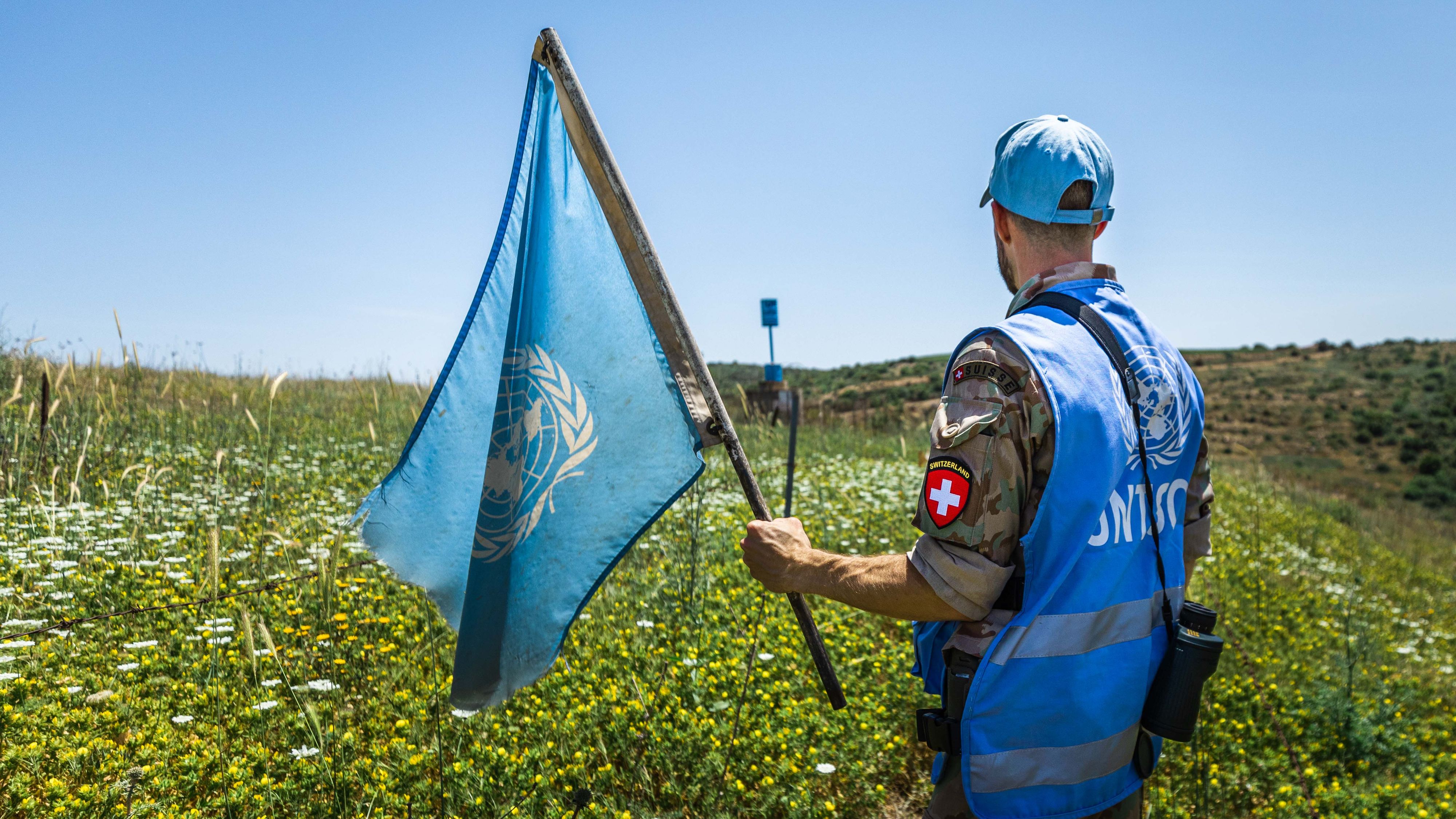 Il promovimento della pace a livello internazionale è uno dei tre compiti dell’Esercito svizzero. Circa 300 cittadini svizzeri svolgono ogni giorno un impiego volontario all’estero e contribuiscono alla pace in territori colpiti da guerre e conflitti che impediscono una convivenza pacifica tra le persone.
